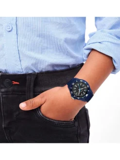 Armbanduhr mit coolen Farbdetails in blau