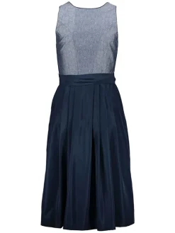 Dirndl in Dunkelblau