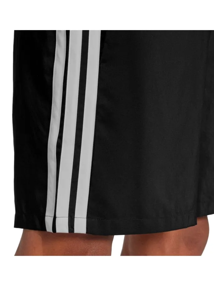 Essentials 3-Streifen Chelsea Shorts in Schwarz
