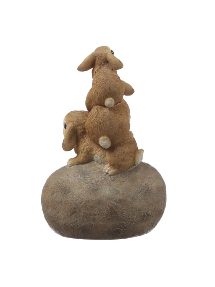 Gartenfigur Welcome 3 Häschen auf Stein H: 26cm in braun