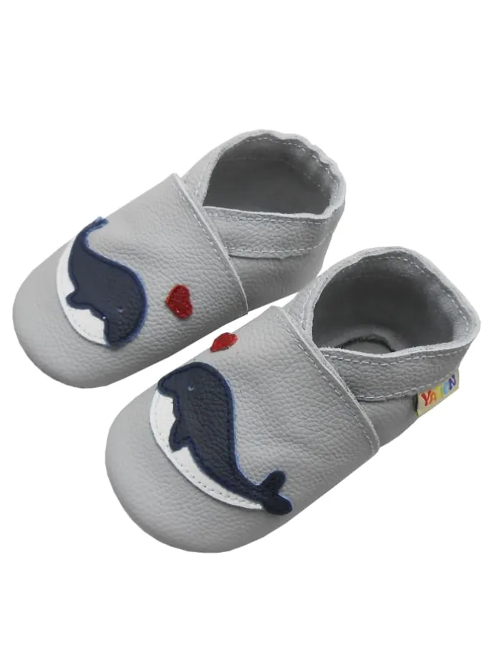 Hellgraue Krabbelschuhe aus Leder mit rutschfester Sohle – Wal-Muster