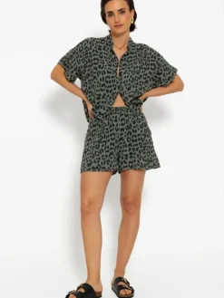 Musselin Shorts mit Leo-Print in Khaki