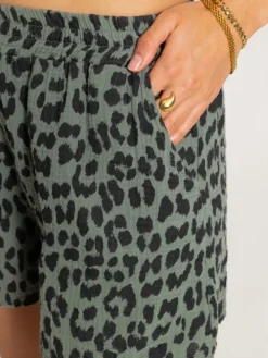 Musselin Shorts mit Leo-Print in Khaki