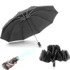 Regenschirm mit umgekehrter Faltung und mit LED