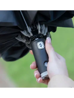 Regenschirm mit umgekehrter Faltung und mit LED