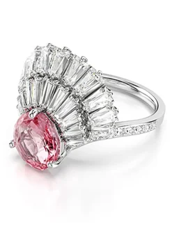 Ring mit Edelsteinen