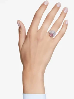 Ring mit Edelsteinen