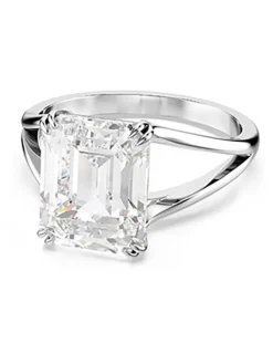 Ring mit Edelsteinen