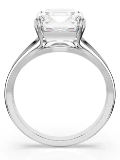 Ring mit Edelsteinen