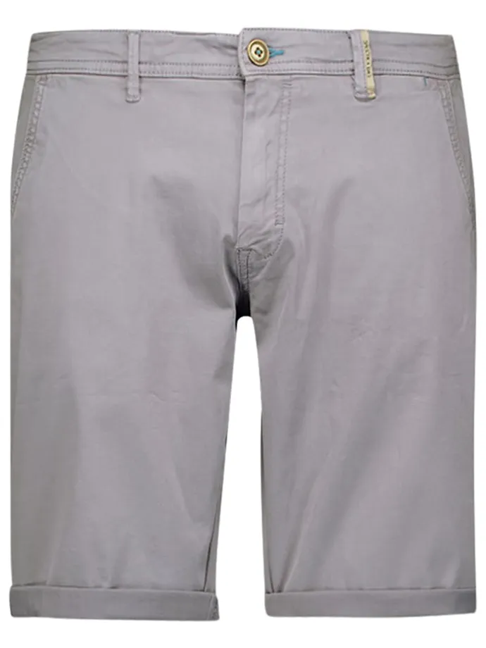 Shorts in Grau