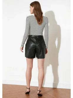 Shorts in Schwarz