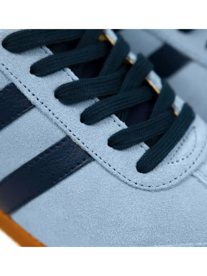 Sneaker in Hellblau