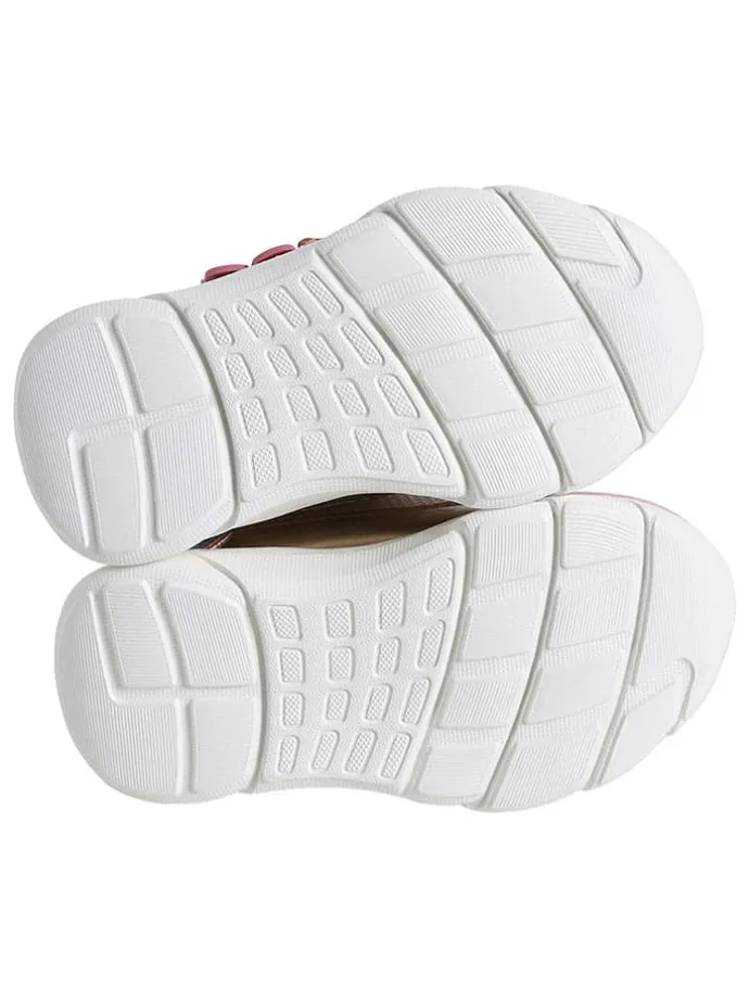 Sneakers in Bunt