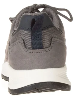 Sneakers in Grau