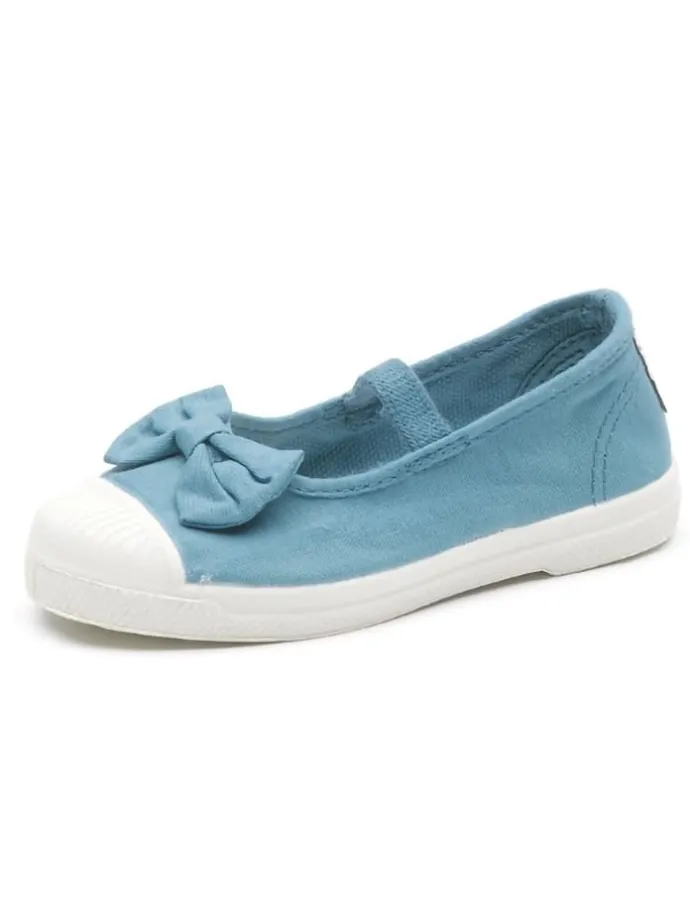 Spangenballerinas in Hellblau