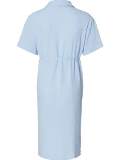 Still-Kleid Cruz in Light Sky