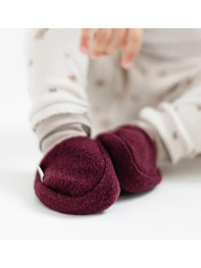 Wollwalk-Babyschühchen in Beere